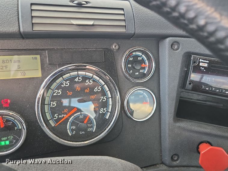 image for item EI4119 2018 Freightliner Cascadia semi truck