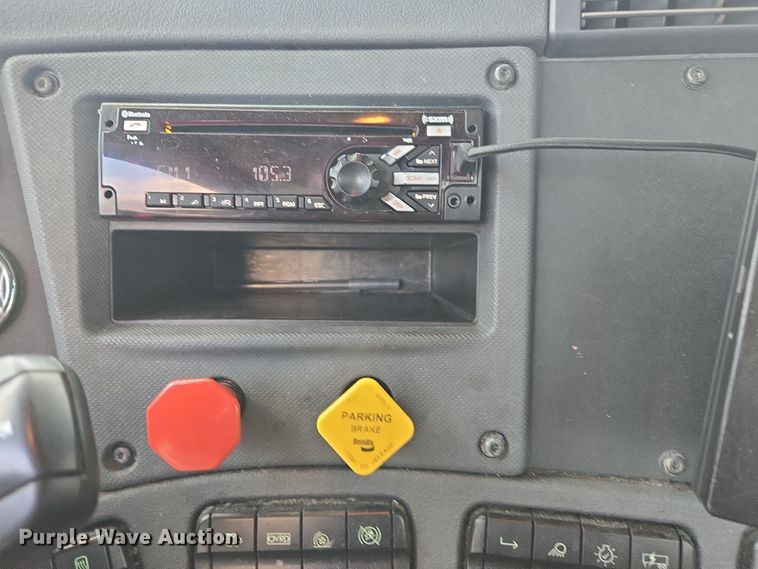 image for item EI4119 2018 Freightliner Cascadia semi truck