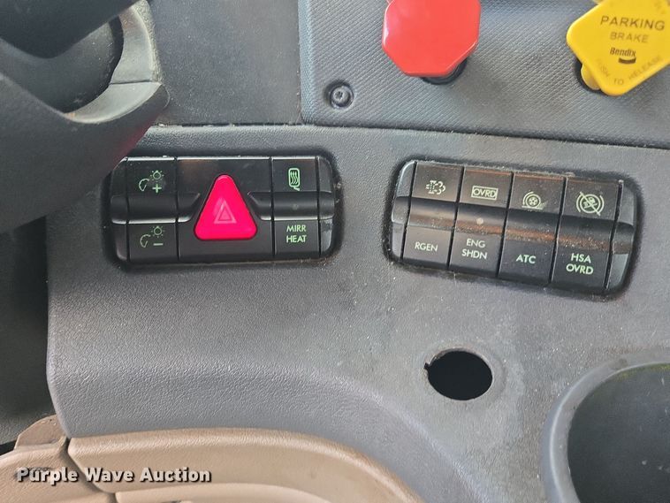 image for item EI4119 2018 Freightliner Cascadia semi truck