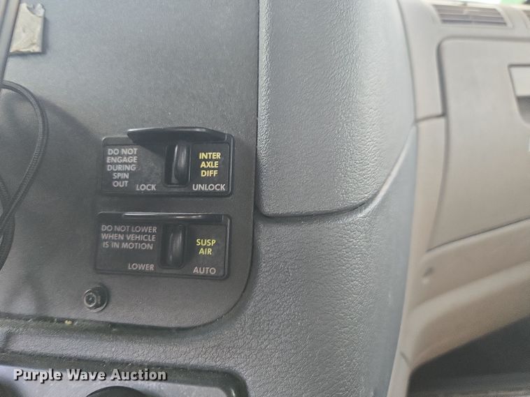 image for item EI4119 2018 Freightliner Cascadia semi truck