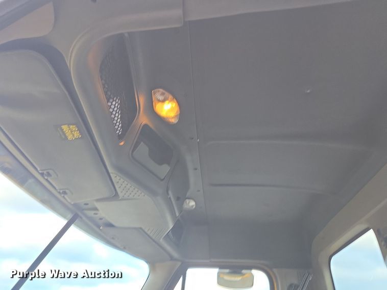 image for item EI4119 2018 Freightliner Cascadia semi truck