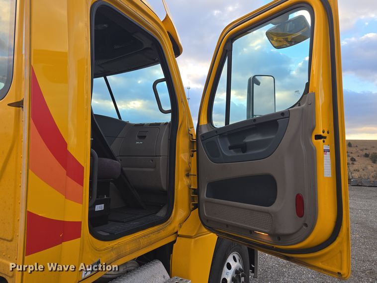 image for item EI4119 2018 Freightliner Cascadia semi truck