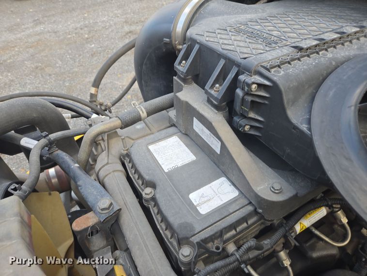 image for item EI4119 2018 Freightliner Cascadia semi truck