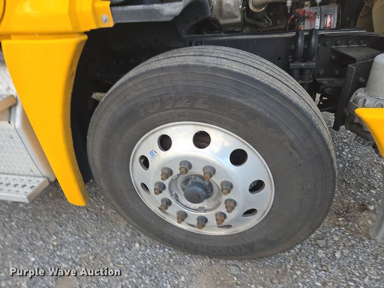 image for item EI4119 2018 Freightliner Cascadia semi truck