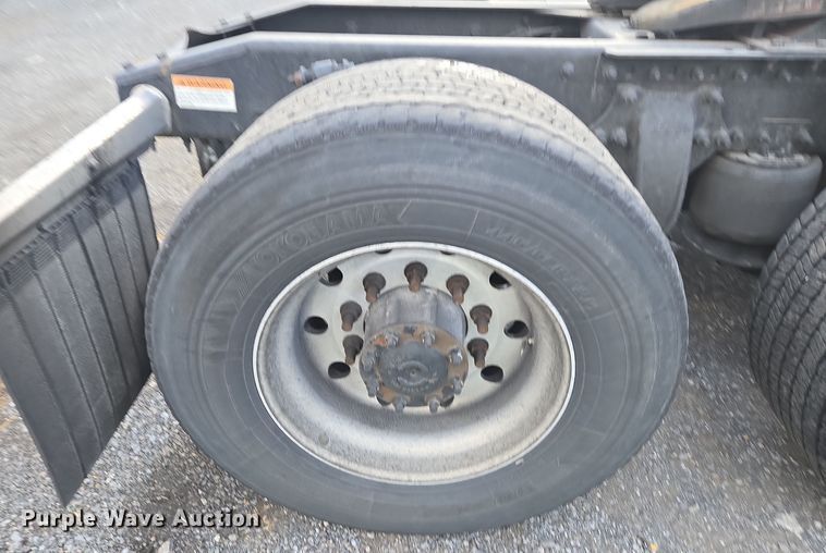 image for item EI4119 2018 Freightliner Cascadia semi truck