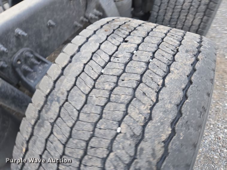 image for item EI4119 2018 Freightliner Cascadia semi truck