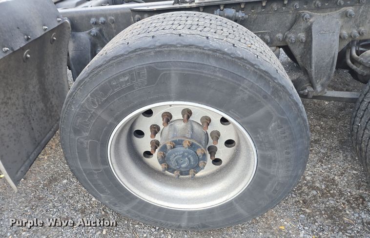 image for item EI4119 2018 Freightliner Cascadia semi truck