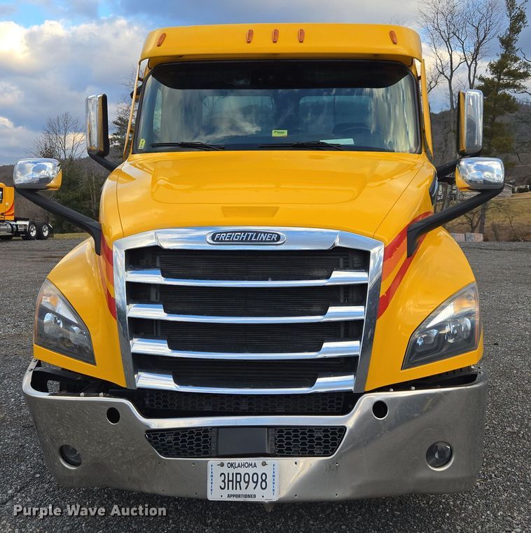 image for item EI4120 2021 Freightliner Cascadia semi truck