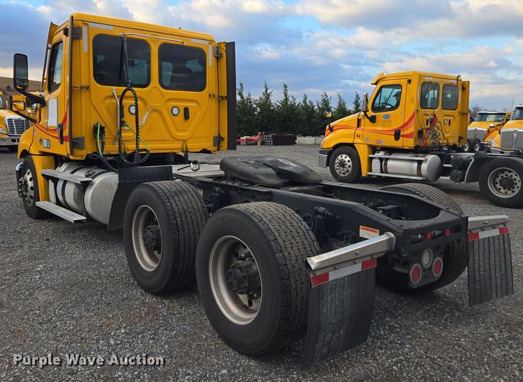 image for item EI4120 2021 Freightliner Cascadia semi truck