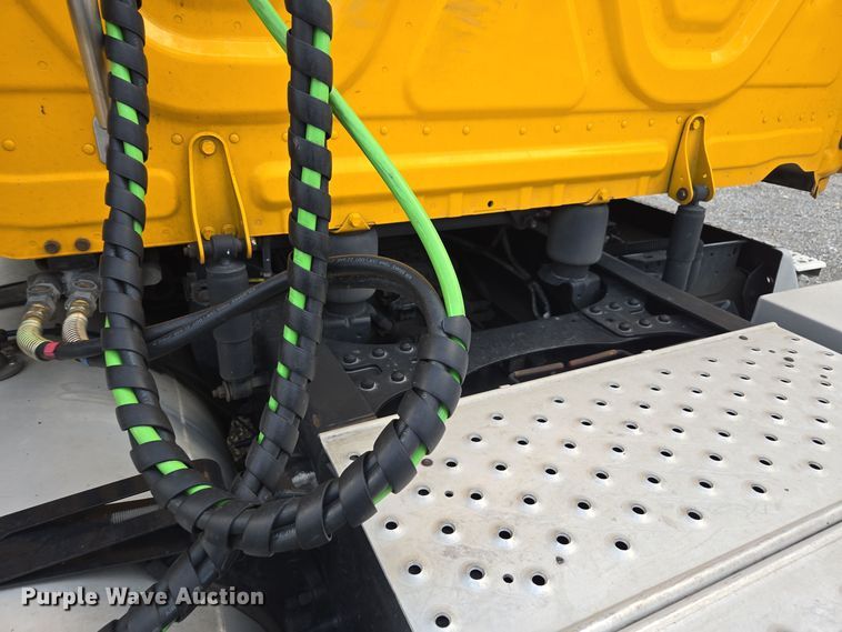 image for item EI4120 2021 Freightliner Cascadia semi truck