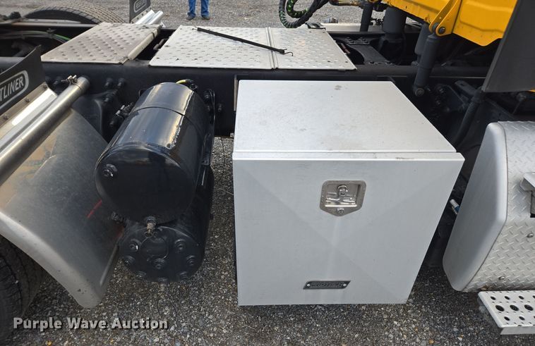 image for item EI4120 2021 Freightliner Cascadia semi truck