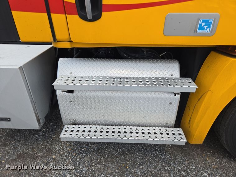 image for item EI4120 2021 Freightliner Cascadia semi truck