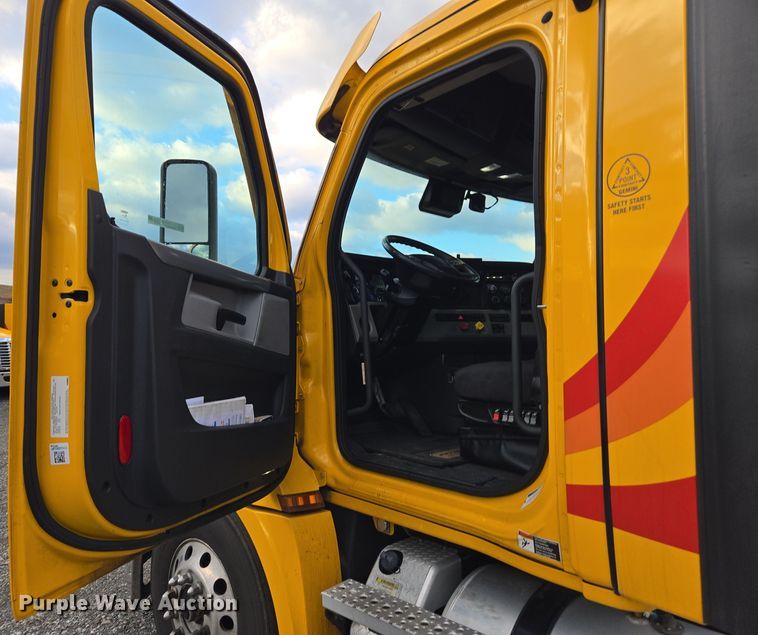 image for item EI4120 2021 Freightliner Cascadia semi truck