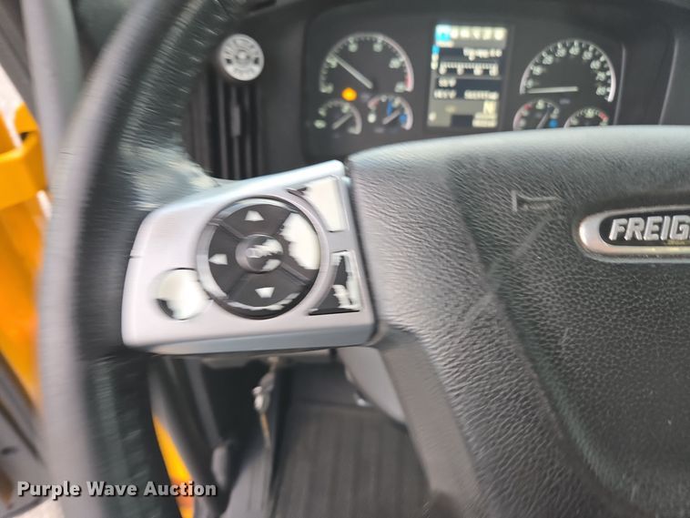 image for item EI4120 2021 Freightliner Cascadia semi truck