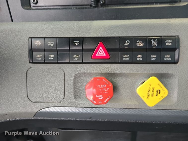 image for item EI4120 2021 Freightliner Cascadia semi truck