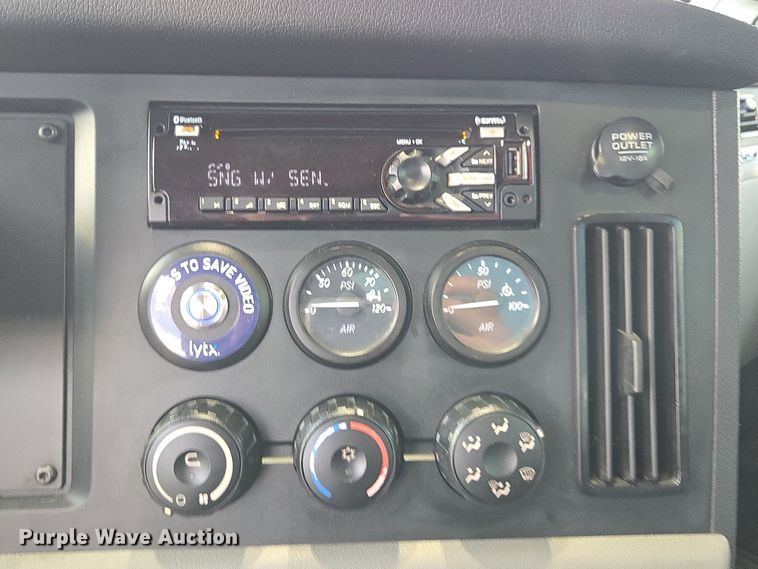 image for item EI4120 2021 Freightliner Cascadia semi truck