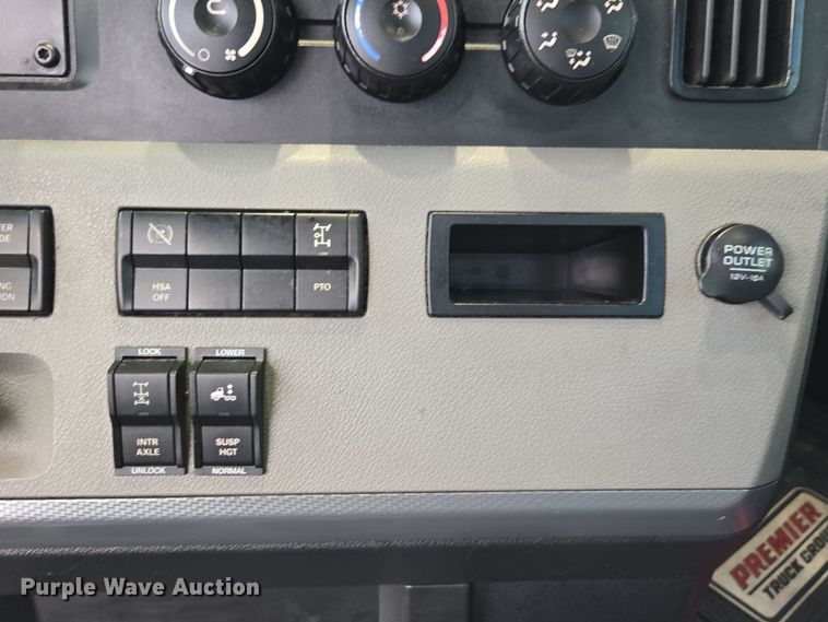 image for item EI4120 2021 Freightliner Cascadia semi truck