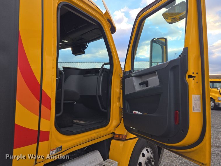 image for item EI4120 2021 Freightliner Cascadia semi truck