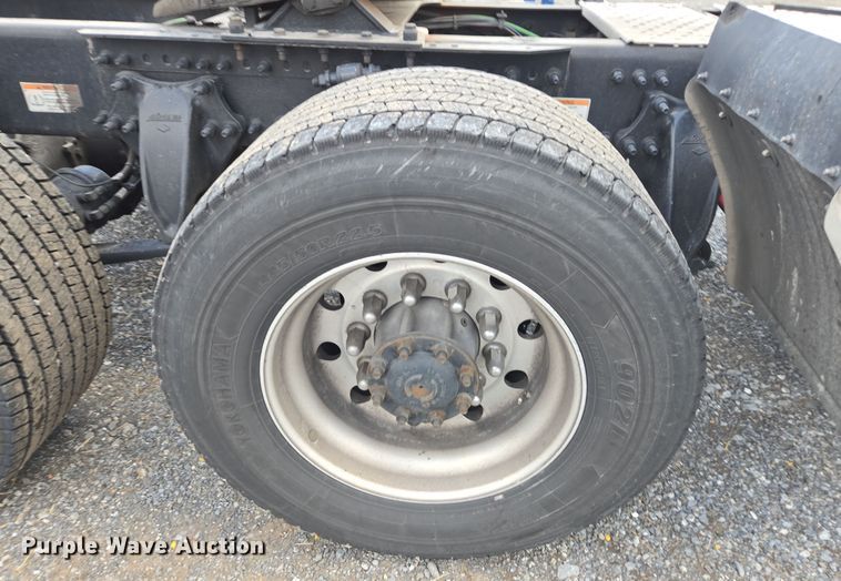 image for item EI4120 2021 Freightliner Cascadia semi truck