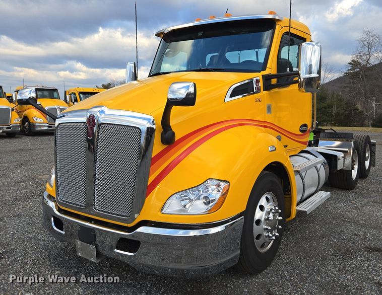 image for item EI4121 2020 Kenworth T680 semi truck