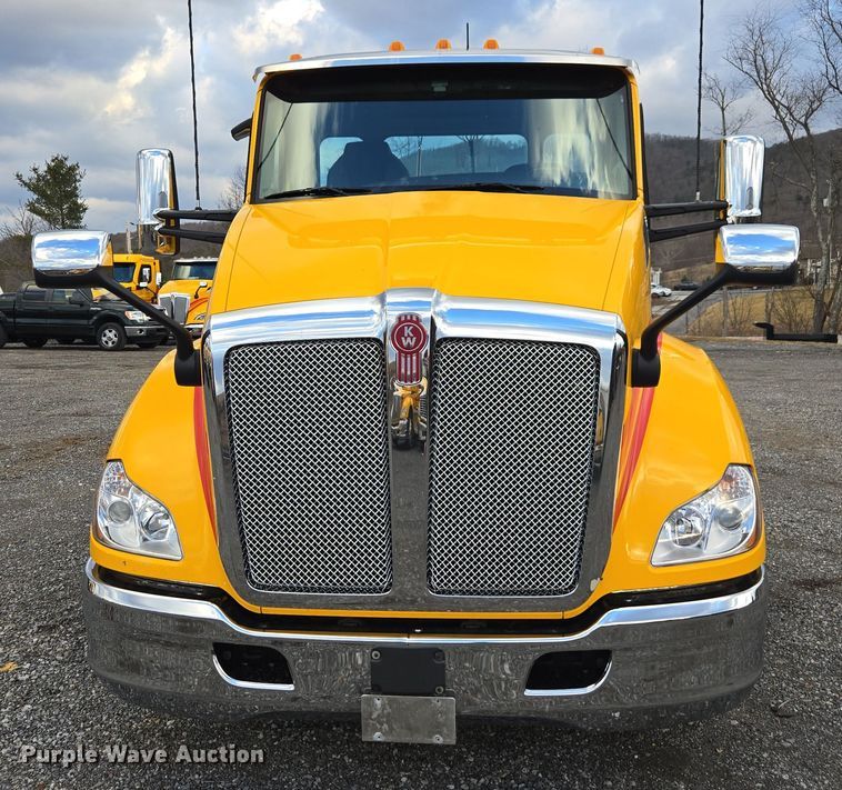 image for item EI4121 2020 Kenworth T680 semi truck