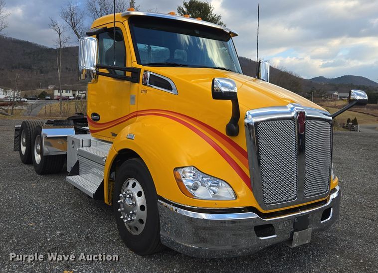 image for item EI4121 2020 Kenworth T680 semi truck