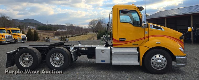 image for item EI4121 2020 Kenworth T680 semi truck