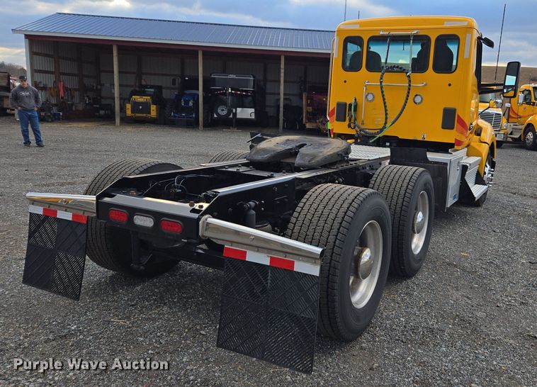 image for item EI4121 2020 Kenworth T680 semi truck