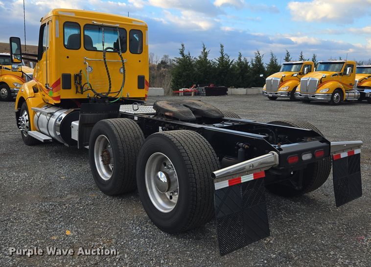 image for item EI4121 2020 Kenworth T680 semi truck