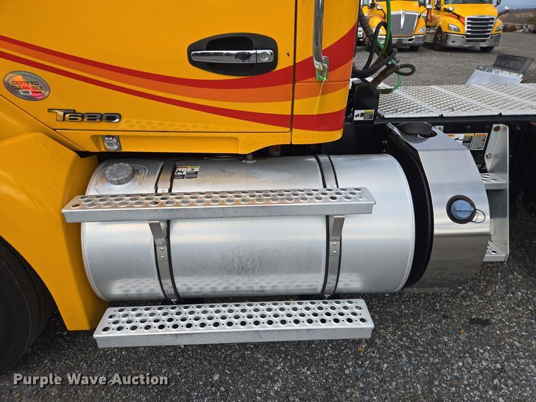 image for item EI4121 2020 Kenworth T680 semi truck