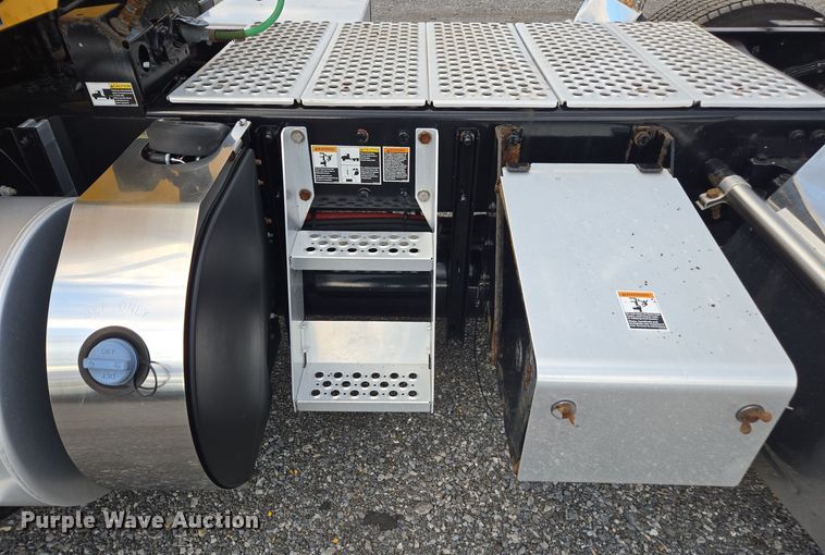 image for item EI4121 2020 Kenworth T680 semi truck