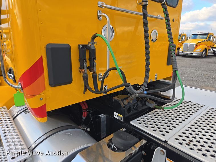 image for item EI4121 2020 Kenworth T680 semi truck