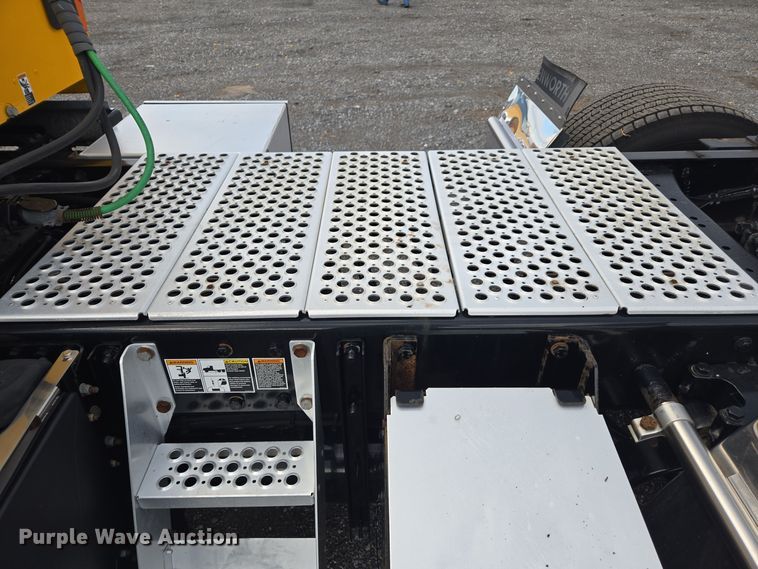 image for item EI4121 2020 Kenworth T680 semi truck