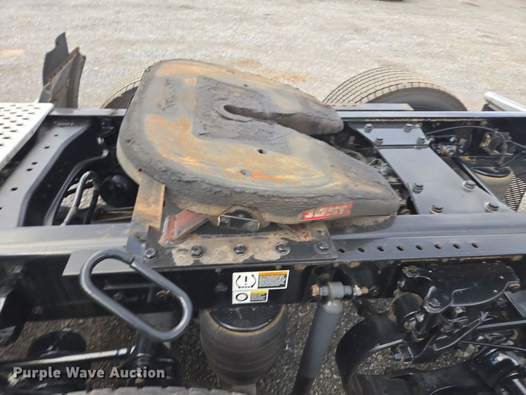 image for item EI4121 2020 Kenworth T680 semi truck