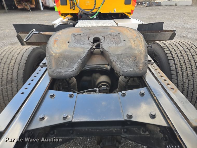 image for item EI4121 2020 Kenworth T680 semi truck