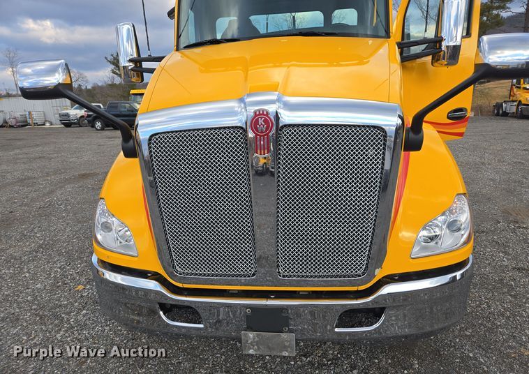 image for item EI4121 2020 Kenworth T680 semi truck