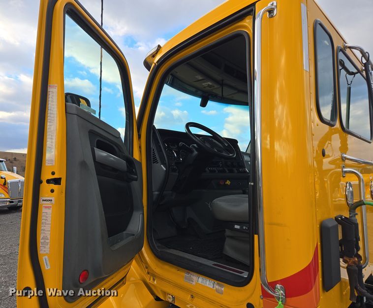 image for item EI4121 2020 Kenworth T680 semi truck