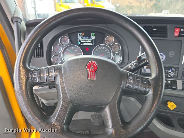 image for item EI4121 2020 Kenworth T680 semi truck