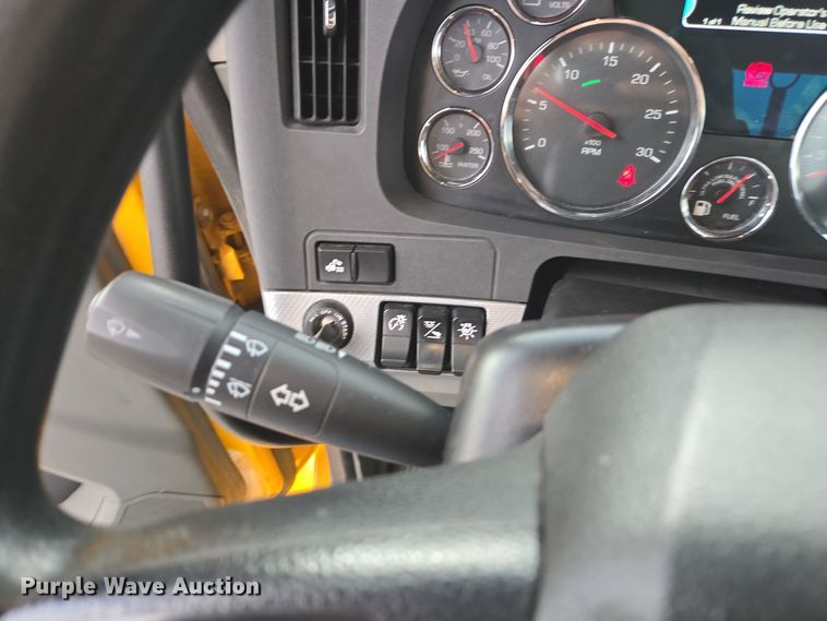 image for item EI4121 2020 Kenworth T680 semi truck