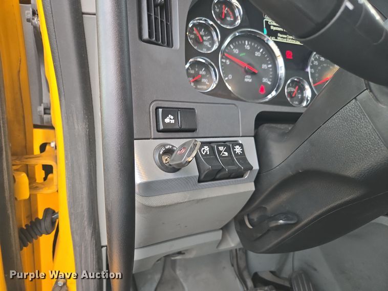 image for item EI4121 2020 Kenworth T680 semi truck