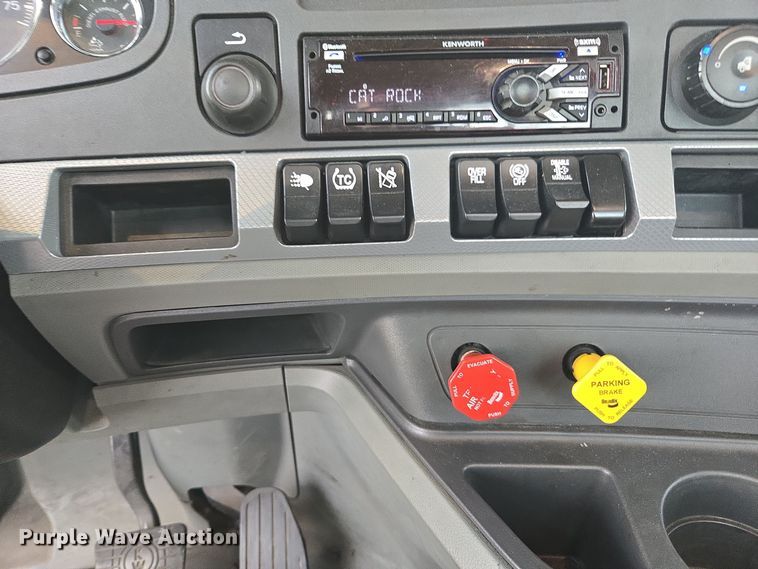 image for item EI4121 2020 Kenworth T680 semi truck