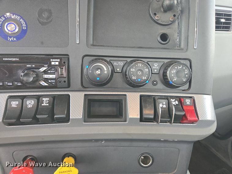 image for item EI4121 2020 Kenworth T680 semi truck