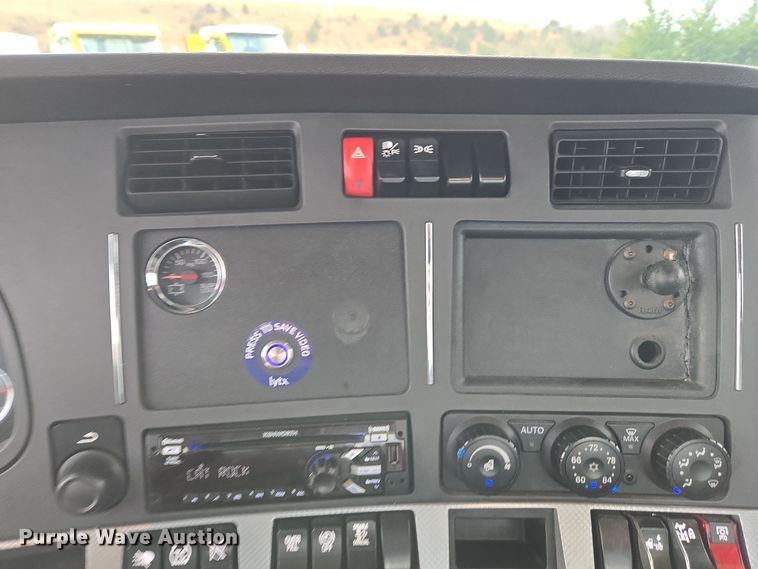 image for item EI4121 2020 Kenworth T680 semi truck