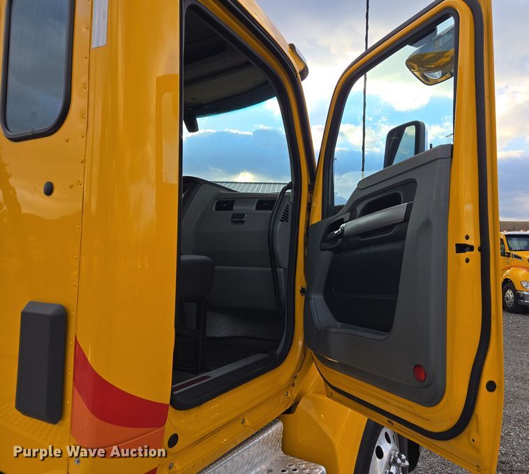 image for item EI4121 2020 Kenworth T680 semi truck