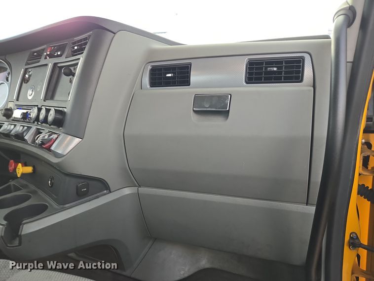 image for item EI4121 2020 Kenworth T680 semi truck