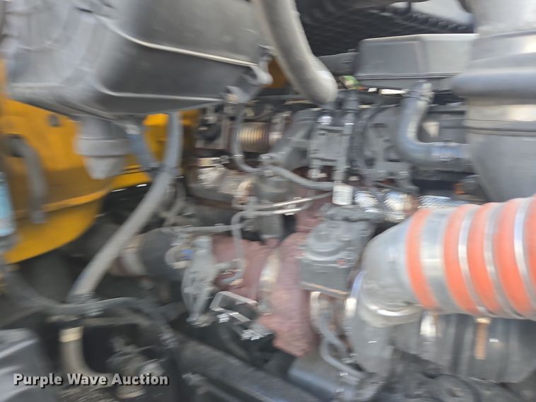 image for item EI4121 2020 Kenworth T680 semi truck