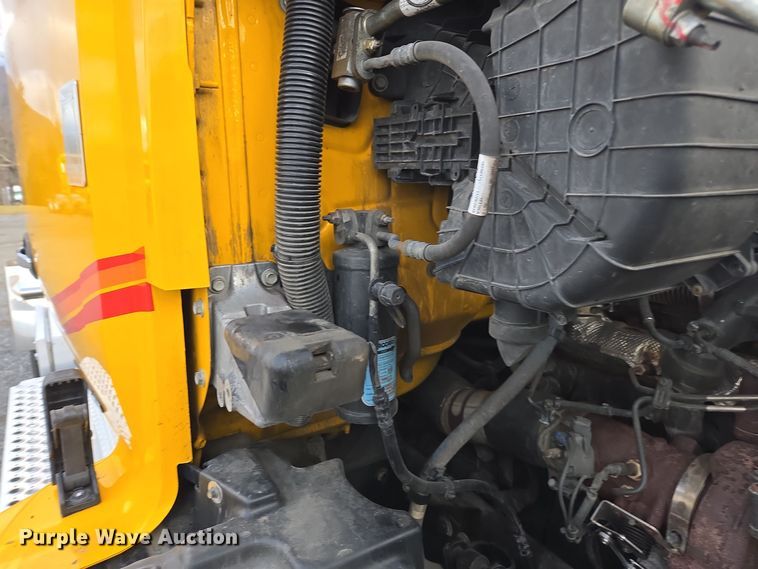 image for item EI4121 2020 Kenworth T680 semi truck