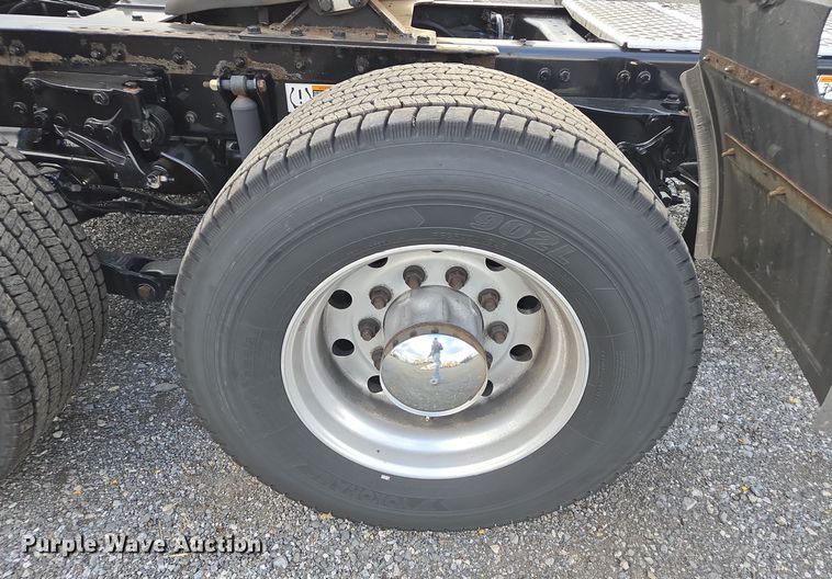 image for item EI4121 2020 Kenworth T680 semi truck