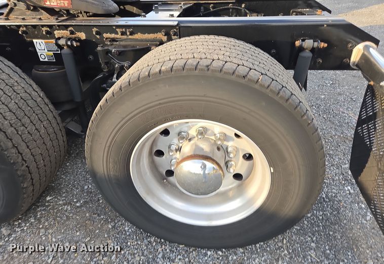 image for item EI4121 2020 Kenworth T680 semi truck