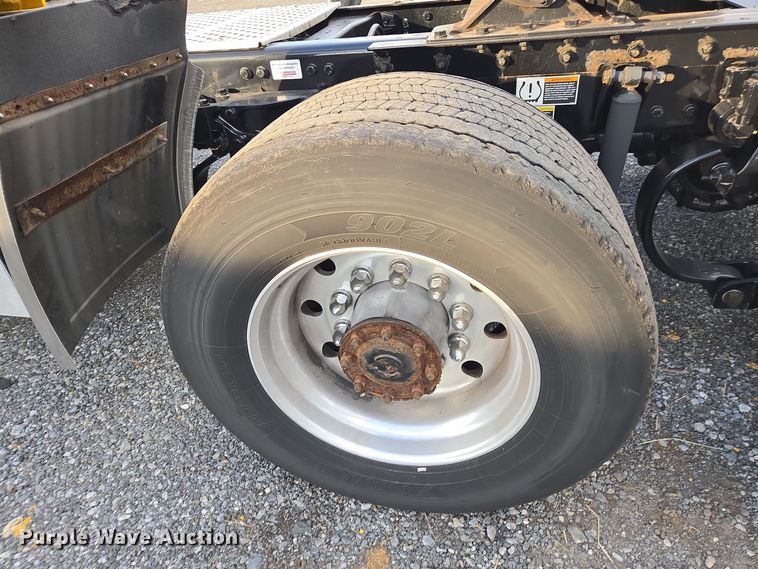 image for item EI4121 2020 Kenworth T680 semi truck